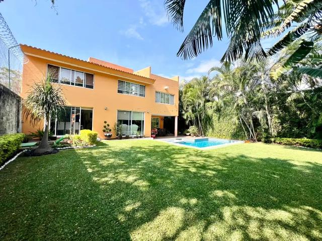 En venta casa de 2 plantas dentro de privada en Lomas de Cuernavaca, con jardín y alberca