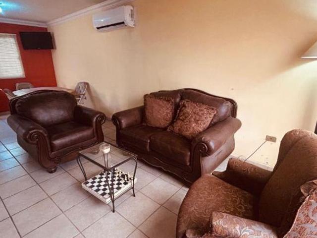 En venta,casa de 2 plantas en Puerta Real en Cerrada privada y cochera techada