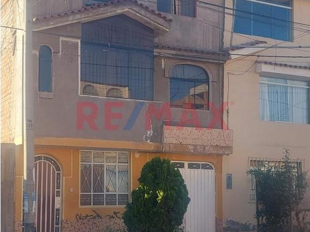 En Venta Casa De 3 Pisos, Mariano Melgar Parte Baja