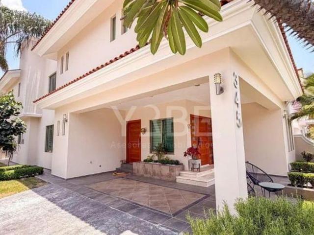 En venta CASA EN ESQUINA en Jardín Real