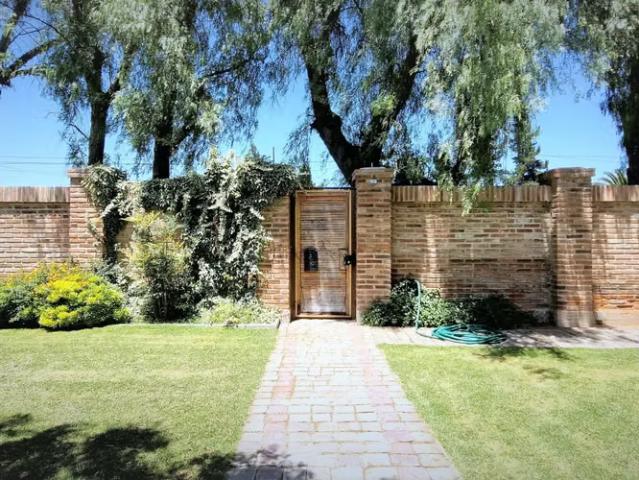 En venta, casa en Quillota, paradero 8, con 244 m2. Sitio de 1.400 m2. 350 M$ | 6 dormitorios por 350000. 00 en Quillota