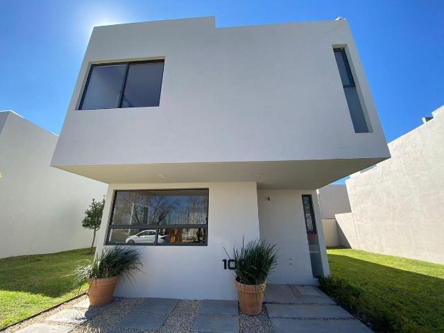 En Venta Casa en Zona Jardines de la Hacienda, Jard?n, 3 Recamaras, Equipada.