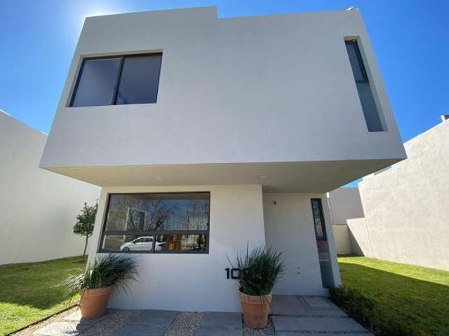 En Venta Casa en Zona Jardines de la Hacienda, Jardín, 3 Recamaras, Equipada.