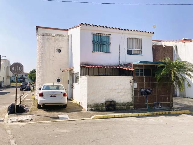 En venta Casa Fracc Geopinos II al norte de la ciudad de Veracruz 3 recamaras, cluster con alberca