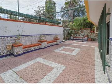 En venta chalet en La Urbanización Entremontes, con piscina y salón de celebraciones