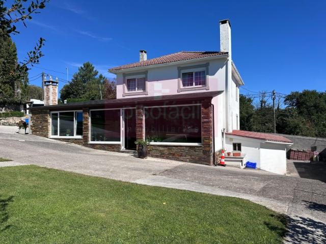 En venta chalet independiente de cuatro dormitorios y tres baños en A Louzaneta antiguo aqualife