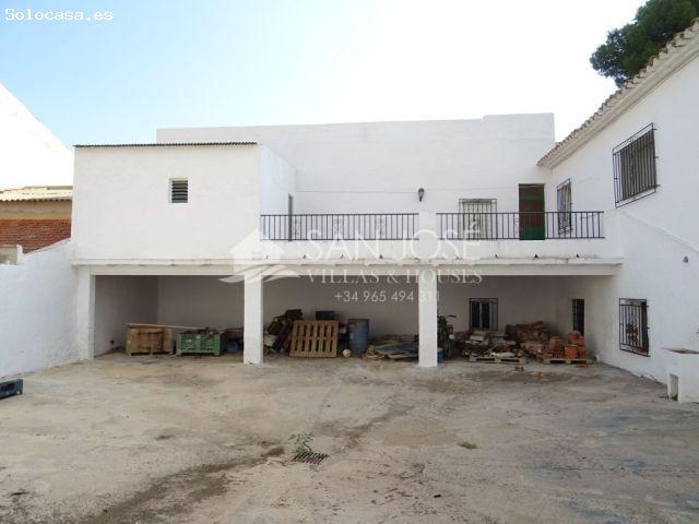 VENTA DE CASA SEÑORIAL CON BODEGA Y 40.000 M2 DE PARCELA EN ASPE