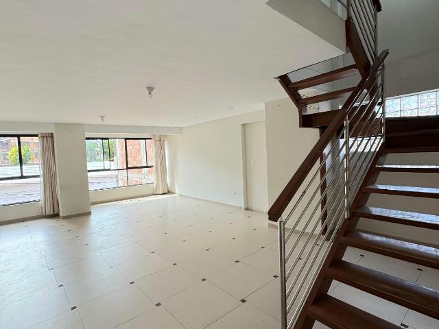 EN VENTA DEPARTAMETO TRIPLEX CON COCHERA EN URB. LA PLANICIE FRENTE A LARAPA