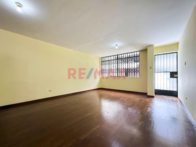 En Venta Departamento En Primer Piso – Santa Raquel, La Molina
