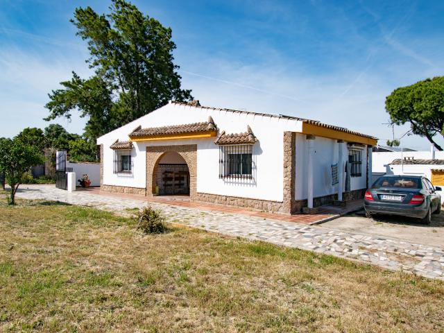 En venta: dos casas en un terreno grande en Chiclana ID p4h3u