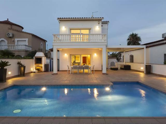 En venta elegante villa con licencia turística en el canal a. 223m² Empuriabrava