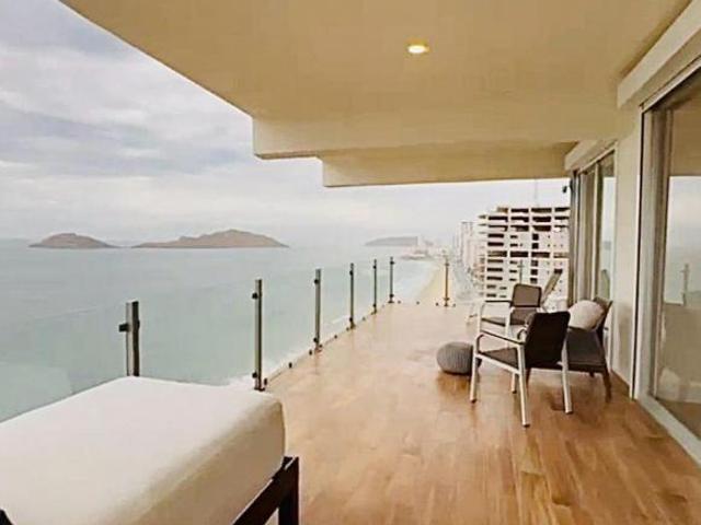 EN VENTA EN EL MALECON DE MAZATLAN PENHIUSE INTELIGENTE, AMUEBLADO, CON TERRAZA EXTENDIA