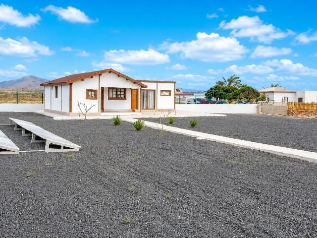 En venta: encantadora parcela esquinera de 1.400 m² con una. 75m² Antigua