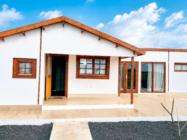 En venta: encantadora parcela esquinera de 1.400 m² con una. 75m² Antigua