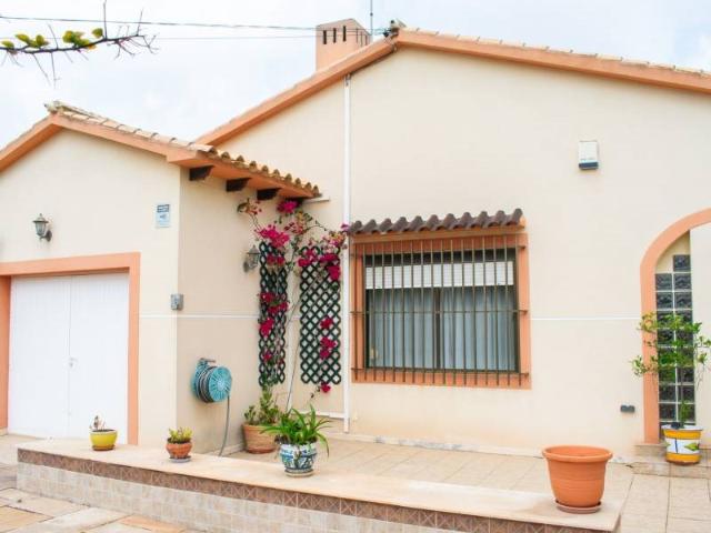En venta esta villa situada en la exclusiva Avenida del Cab. 168m² Orihuela Costa