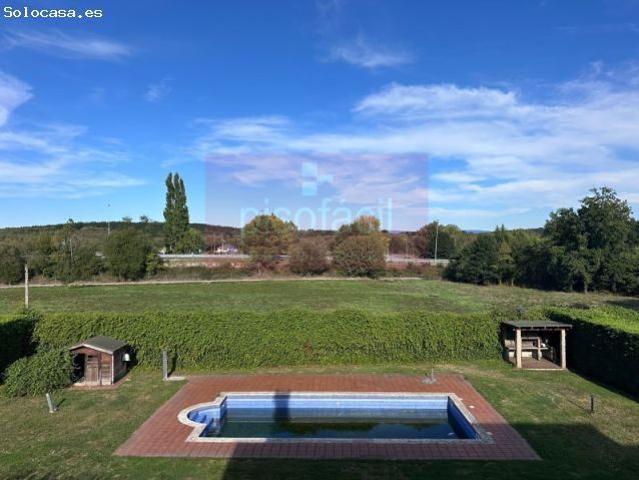 En venta excepcional chalet con parcela y piscina a 3 min. aprox. del Hospital