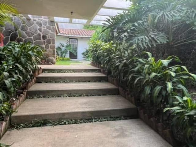 EN VENTA! GRAN OPORTUNIDAD EN ESQUINA CON USO COMERCIAL