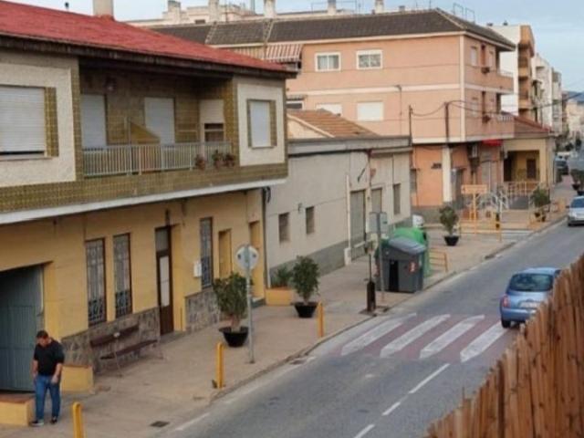 En venta gran casa de pueblo provista de bajo comercial