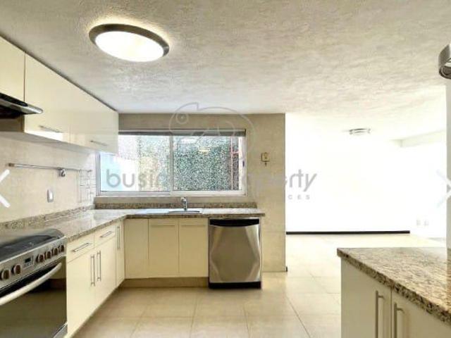 En Venta Hermosa casa de tres niveles, con excelente ubicaci?n