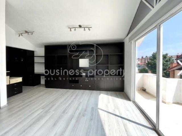 En Venta Hermosa casa de tres niveles, con excelente ubicación