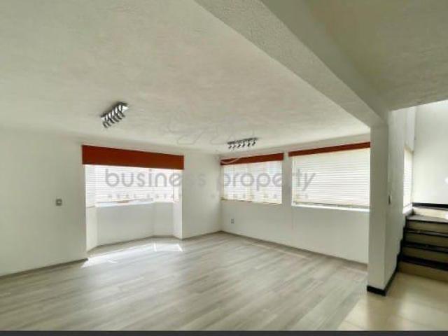 En Venta Hermosa casa de tres niveles, con excelente ubicación