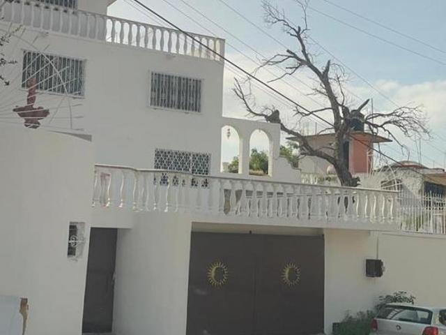 En Venta Hermosa Casa, Ubicada en Avenida La Suiza, muy cerca de la Costera Miguel Alemán