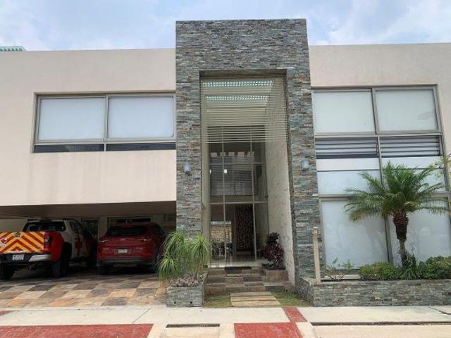 EN VENTA HERMOSA RESIDENCIA EN LOMAS DEL CAMPESTRE