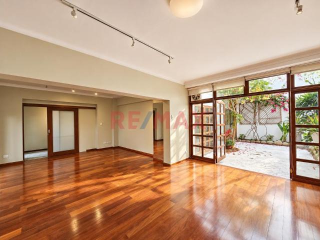 En Venta Hermosa Y Moderna Casa De Tres En Miraflores Reducto