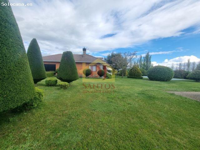 En venta hermoso chalet seminuevo en la Urbanización Huelmos de San Joaquín