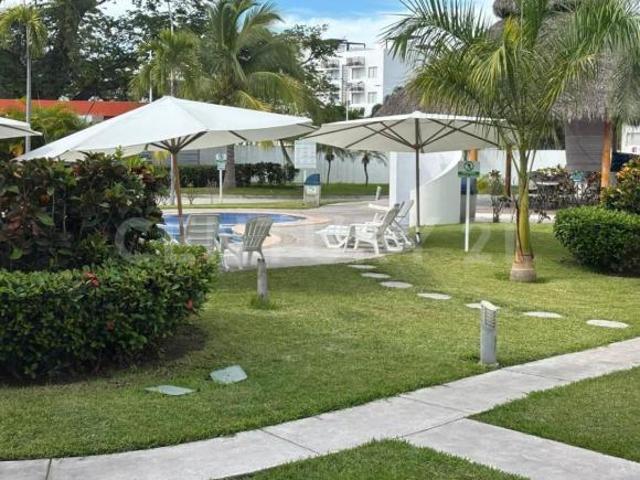 En venta hermoso departamento en planta baja con 3 recamaras y 2 baños