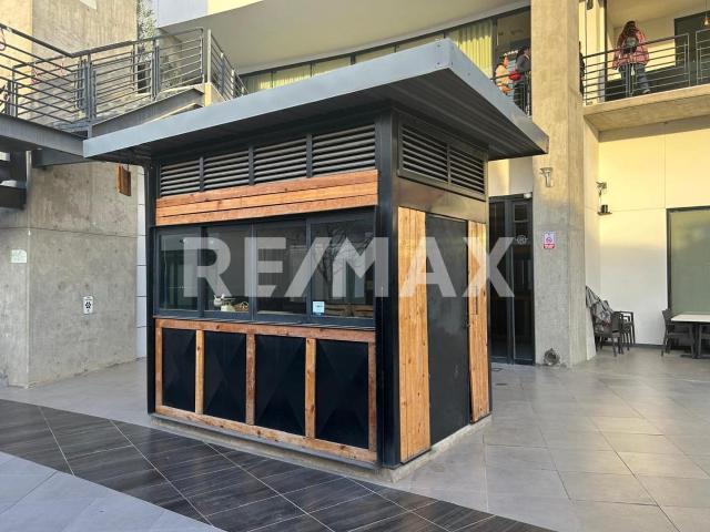 EN VENTA ISLA COMERCIAL EN PLAZA BISTRO