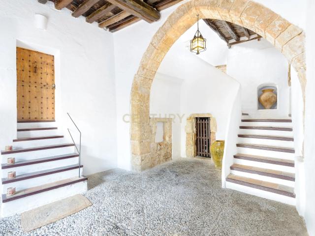 En venta: Joya histórica en el corazón de Dalt Vila: Mucho más que una casa