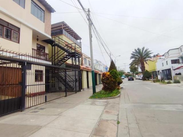 En venta linda casa + 2 cocheras + 1 departamento incorporado