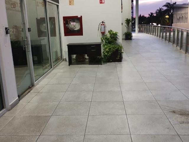 En Venta Local en el centro de Canc?n, Plaza Solare C4172