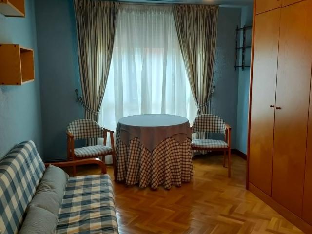 EN VENTA – PISO EN MUY BUEN ESTADO CON BALCÓN, TRASTERO Y ASCENSOR