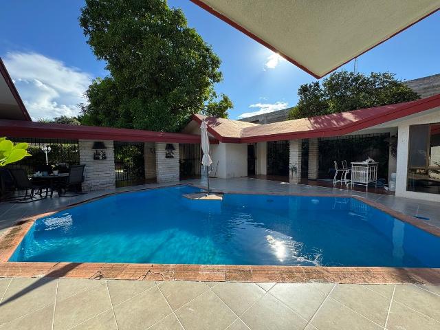 EN VENTA RESIDENCIA DE UNA PLANTA ESTILO FINCA EN EL CORAZON DE SANTA ANA