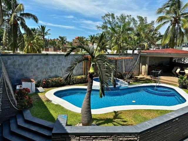 En venta residencia de 4 recámaras con alberca y terrazas en Costa de Oro, Boca del Río