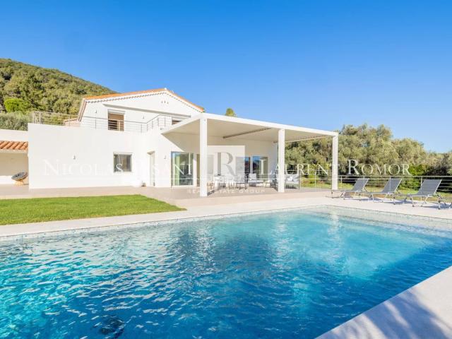 En Vente Villefranche Sur Mer Villa 4 pièces rénovée – 170. 170m² Villefranche sur Mer