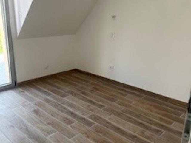 En village appartement T2 bis entièrement rénové de 48,31m² avec balcon, terrasse et parking