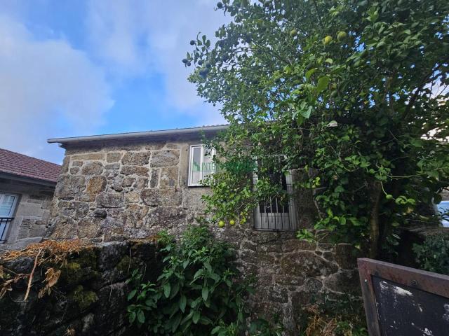 en aldea de la comarca del paradanta casa rustica gallega a reformar