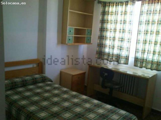 EN ALQUILER VIVIENDA 4 HABITACIONES EN ZONA HOSPITAL PARA ESTUDIANTES