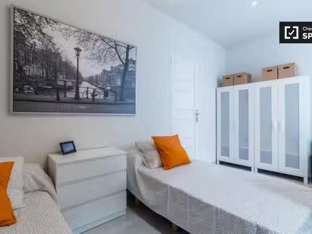 ¡En alquiler! Acogedora habitación en un apartamento de 5 dorm.
