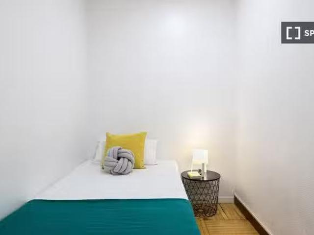 ¡Renta! Acogedora habitación en un apartamento de 6 dormitorio.