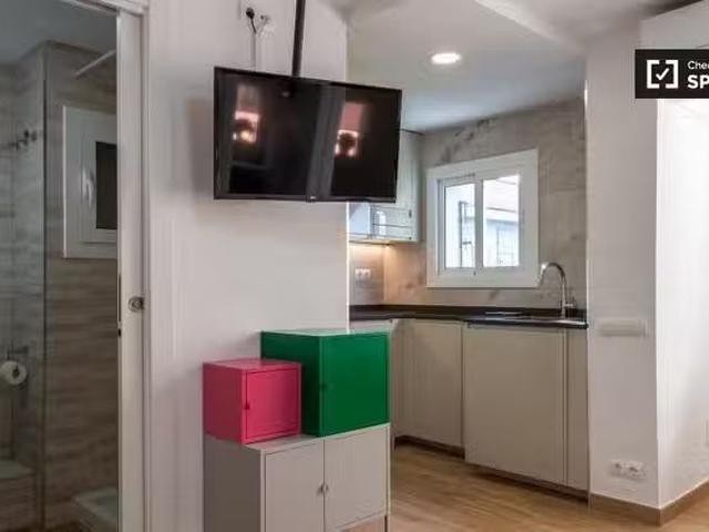 Bonito Alquiler de habitaciones, apartamento de 2 dormitorios.