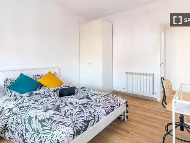Encantador Alquiler de habitaciones en piso de 4 dormitorios e.