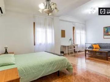 Nuevo Amplia habitación en un apartamento de 5 dormitorios en.