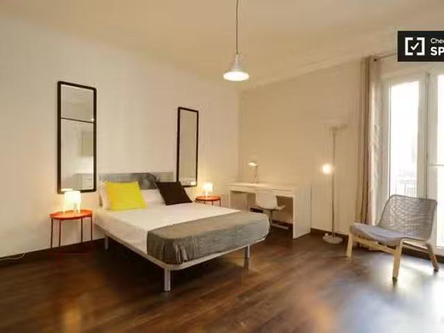 ¡En alquiler! Amplia habitación en alquiler en Gràcia, Barcelona