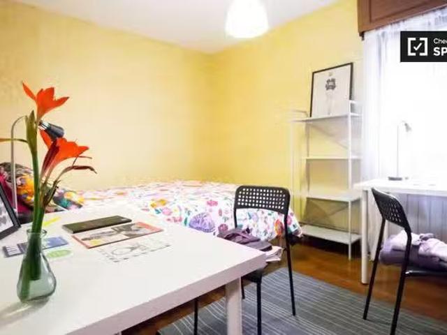 Único Amplia habitación en apartamento de 3 dormitorios en Uri.