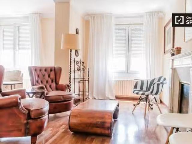 Barato Apartamento de 5 dormitorios en alquiler en Ciutat Vell.