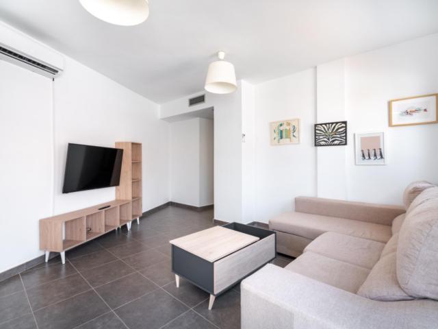 En alquiler, ático con 110 m2 de terraza